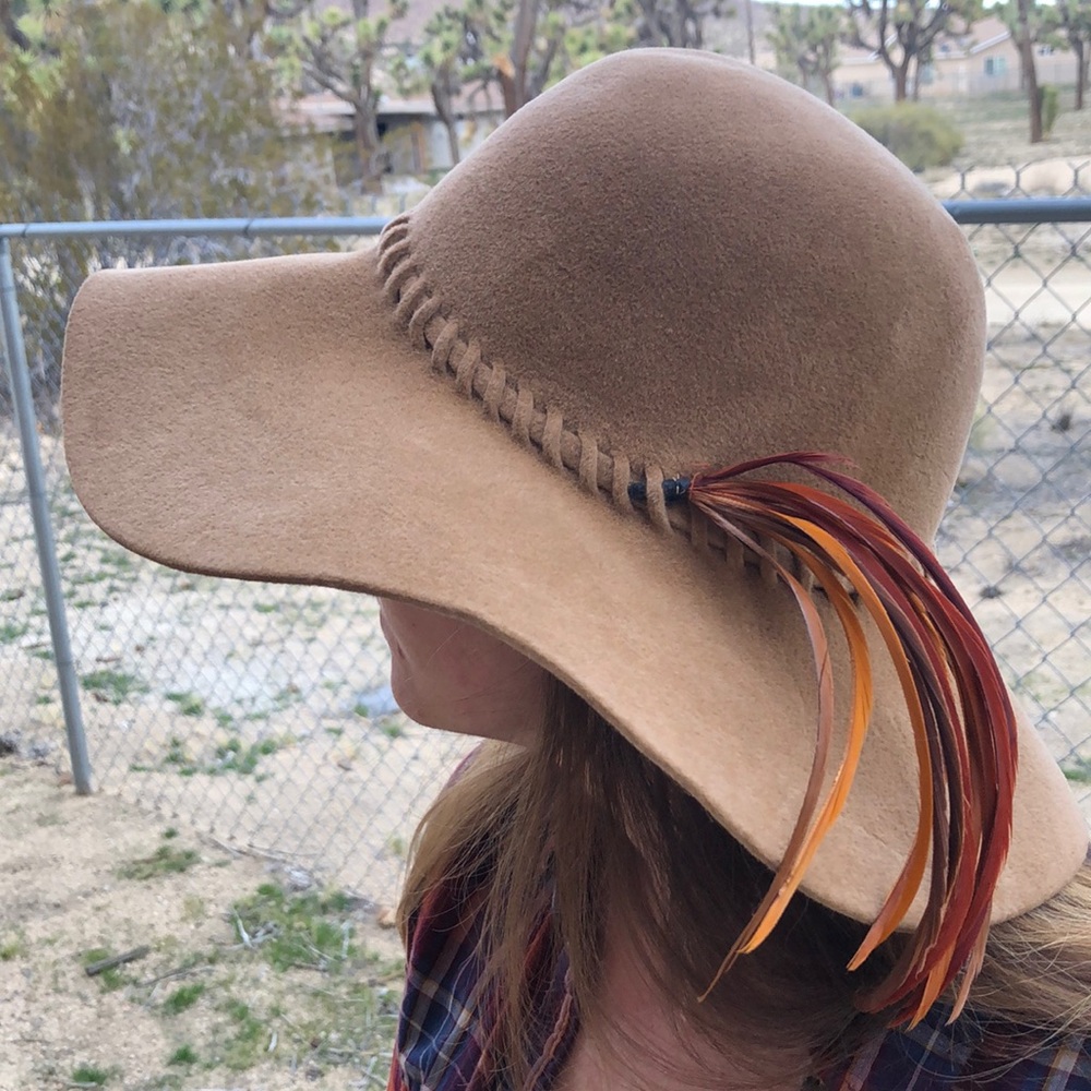 FESTIVAL READY! Vintage 1970s felt hat